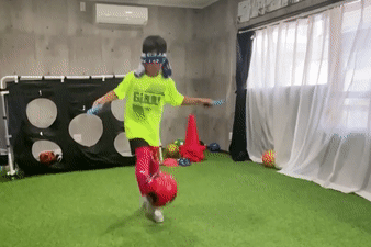 'Messi nhi' Nhat Ban vua tang bong vua nhay day trong luc bit mat hinh anh