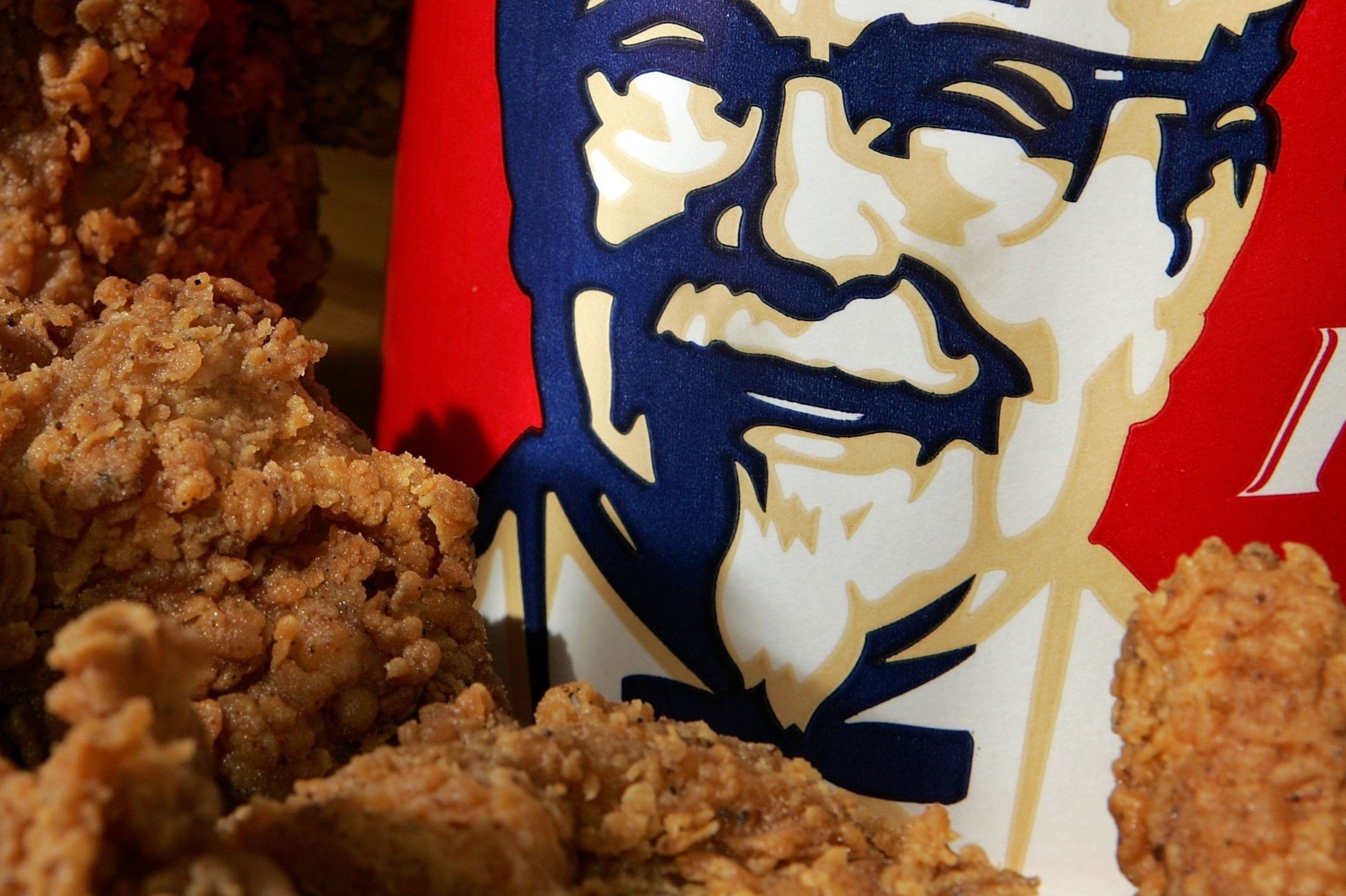 Nho 20 suat KFC, canh sat bat qua tang tiec trai phep hinh anh