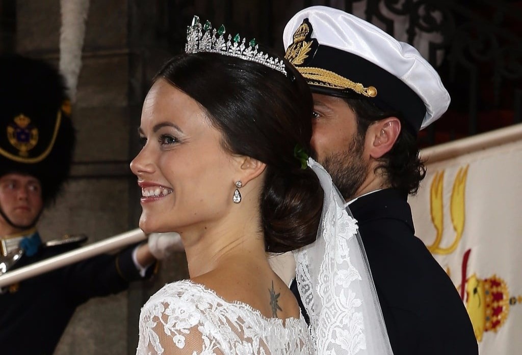 Cong chua Anh, thai tu Dan Mach khong ngai khoe hinh xam cong khai hinh anh