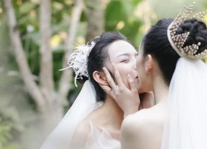 Nguoi dong tinh TQ nhe ganh come out neu sinh con cho ong ba be bong hinh anh