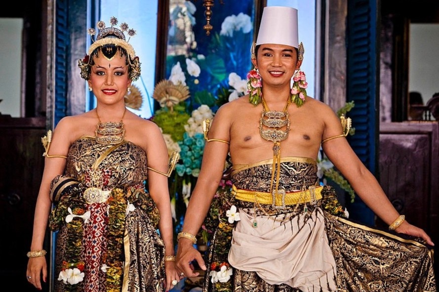 Vay cuoi hoang gia, nguoi mac gian di, nguoi dat vang, kim cuong hinh anh