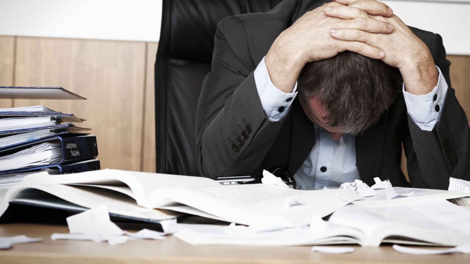 nhan vien bi sep mang anh 2