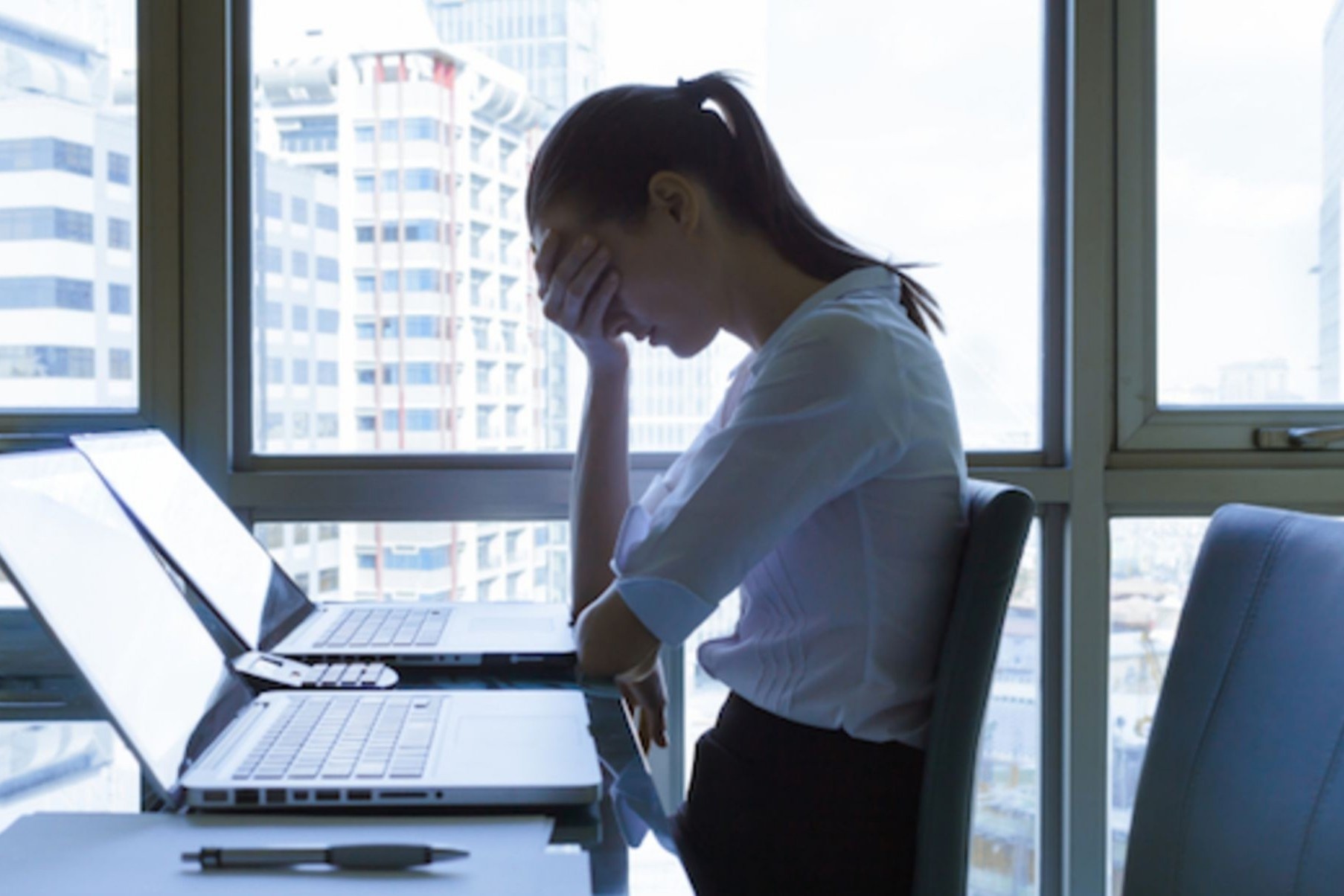 Nhan vien sang chan tam ly vi sep lien tuc miet thi, xuc pham hinh anh