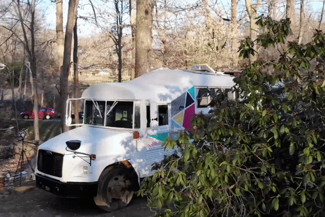 Bien xe buyt thanh nha di dong de du lich, giam tien o khach san hinh anh