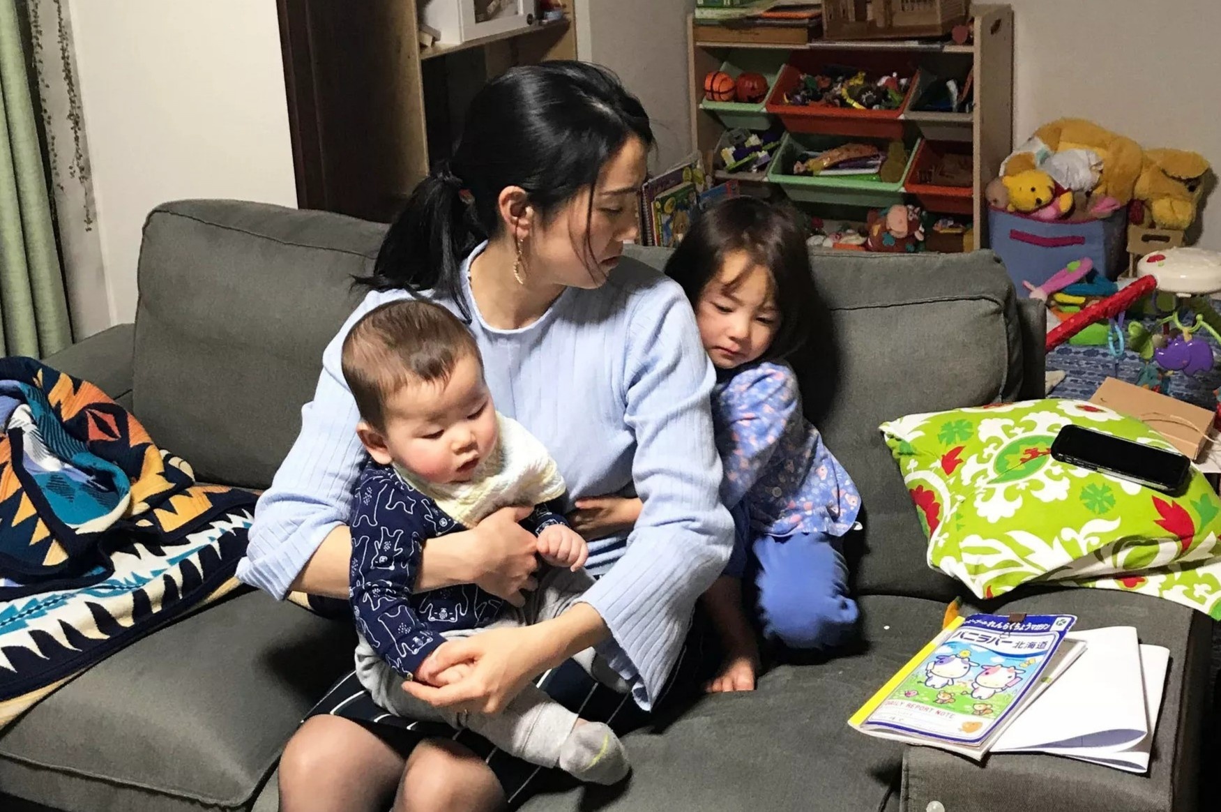 'Chong cuoi, vo khoc' khi phai o nha trong con mua dich hinh anh