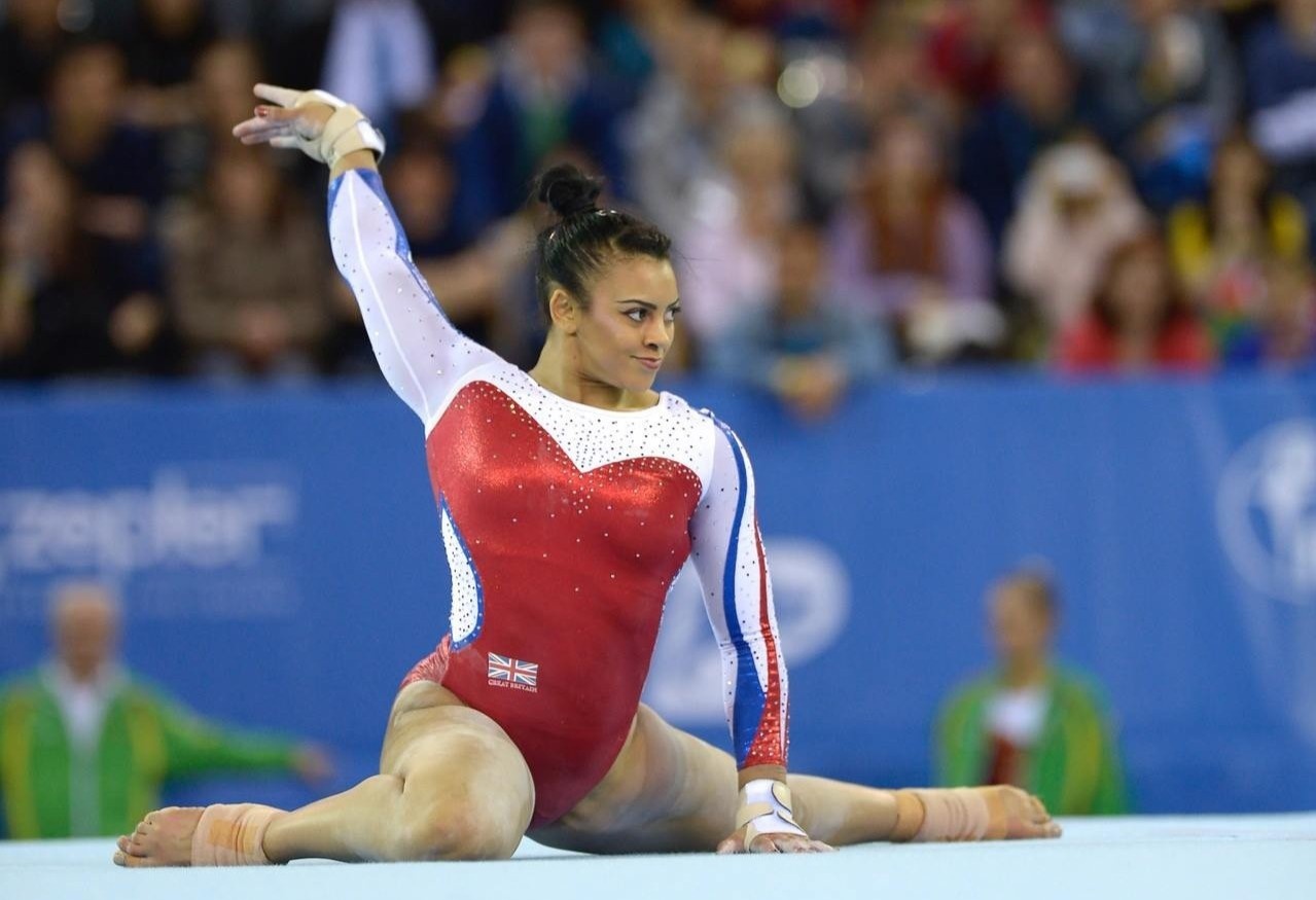 'Nhin dong huy chuong, toi chi thay qua khu tap luyen bi bao hanh' hinh anh