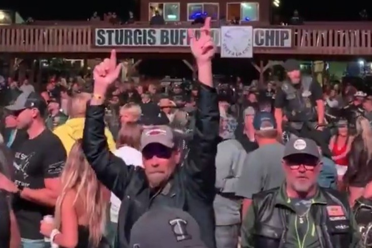 Nhom nhac rock to chuc concert hang nghin nguoi mac Covid-19 hinh anh