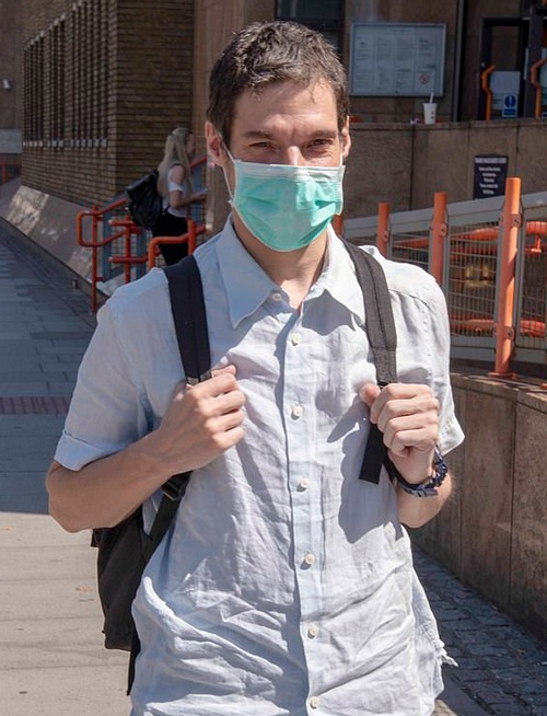 nan nhan bi quay len anh 3