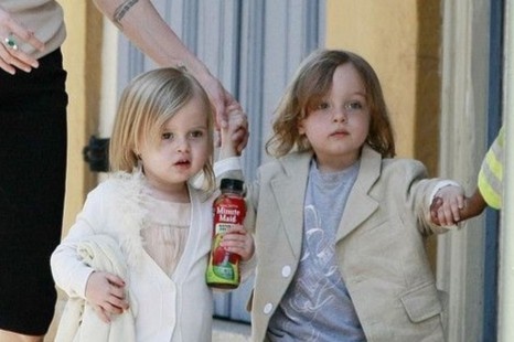 Cuoc song tu lap cua cap song sinh nha Angelina Jolie va Brad Pitt hinh anh