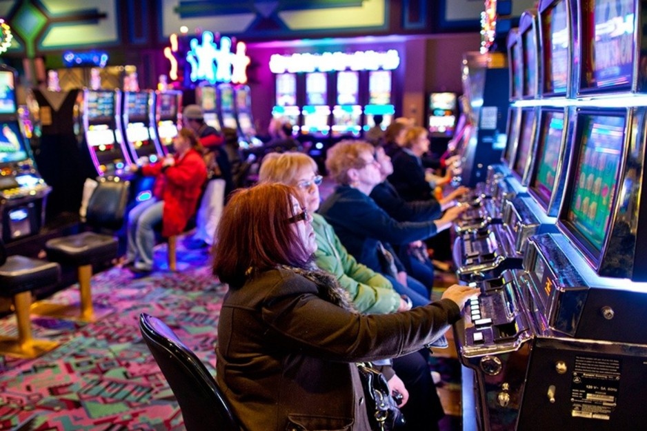 Be gai 12 tuoi bi bat khi duoc me dua vao casino danh bac o Australia hinh anh