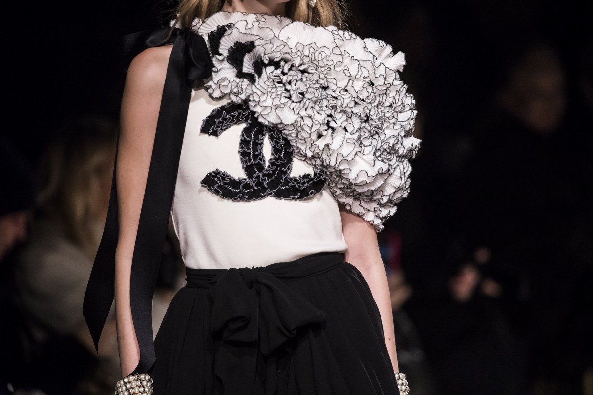 Gia toc kin tieng so huu thuong hieu Chanel hinh anh