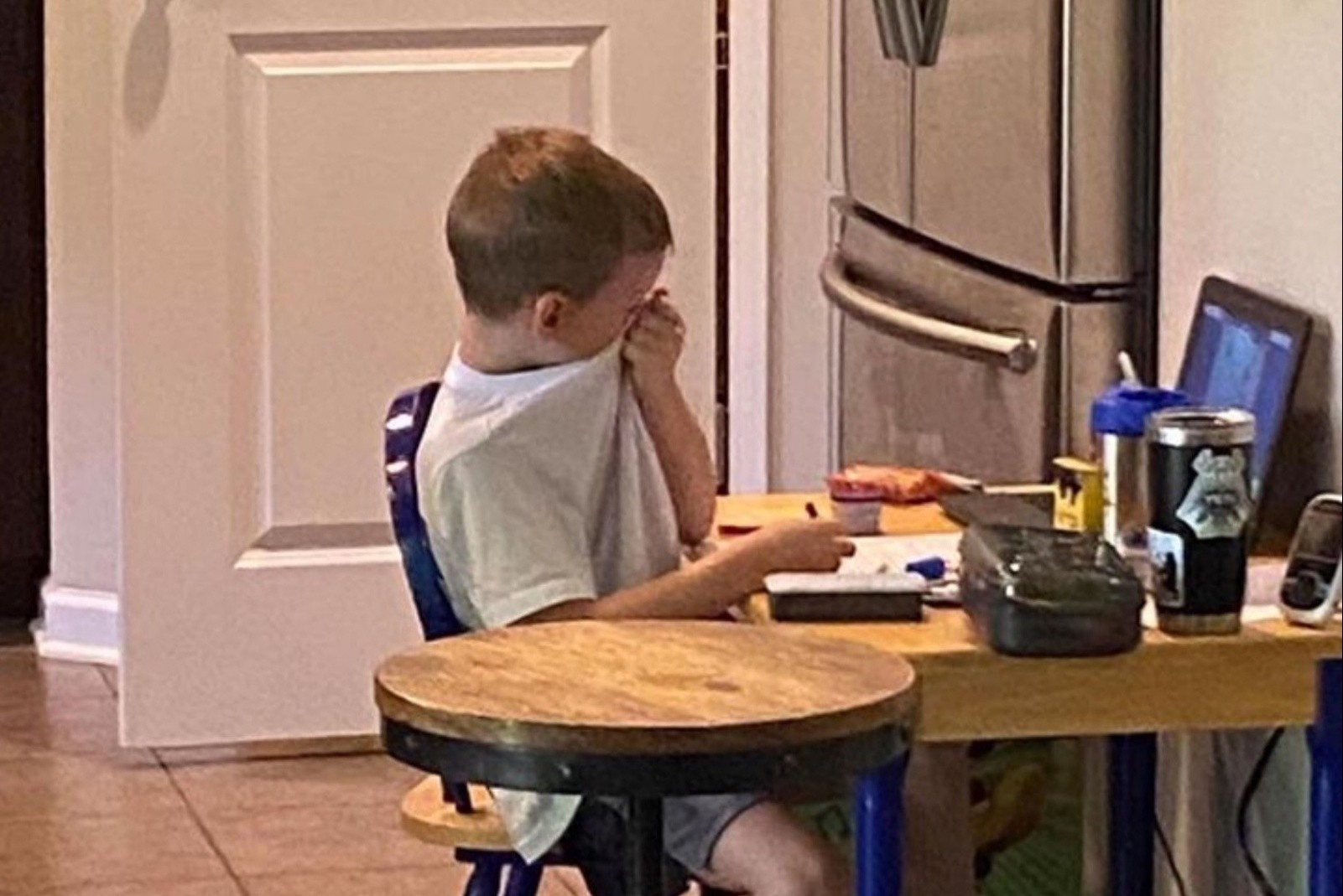 Cau be My khoc vi phai khai giang online hinh anh