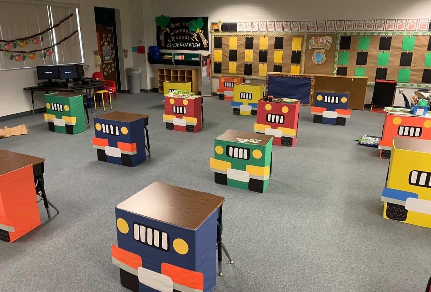 Trang tri ban hoc sinh de tang gian cach hinh anh