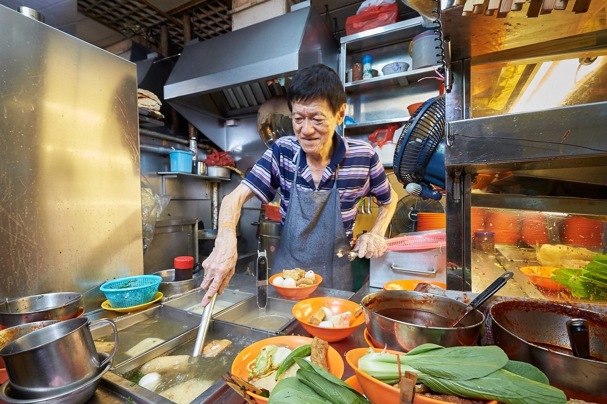 Quan hang rong la chat keo gan ket xa hoi Singapore hinh anh