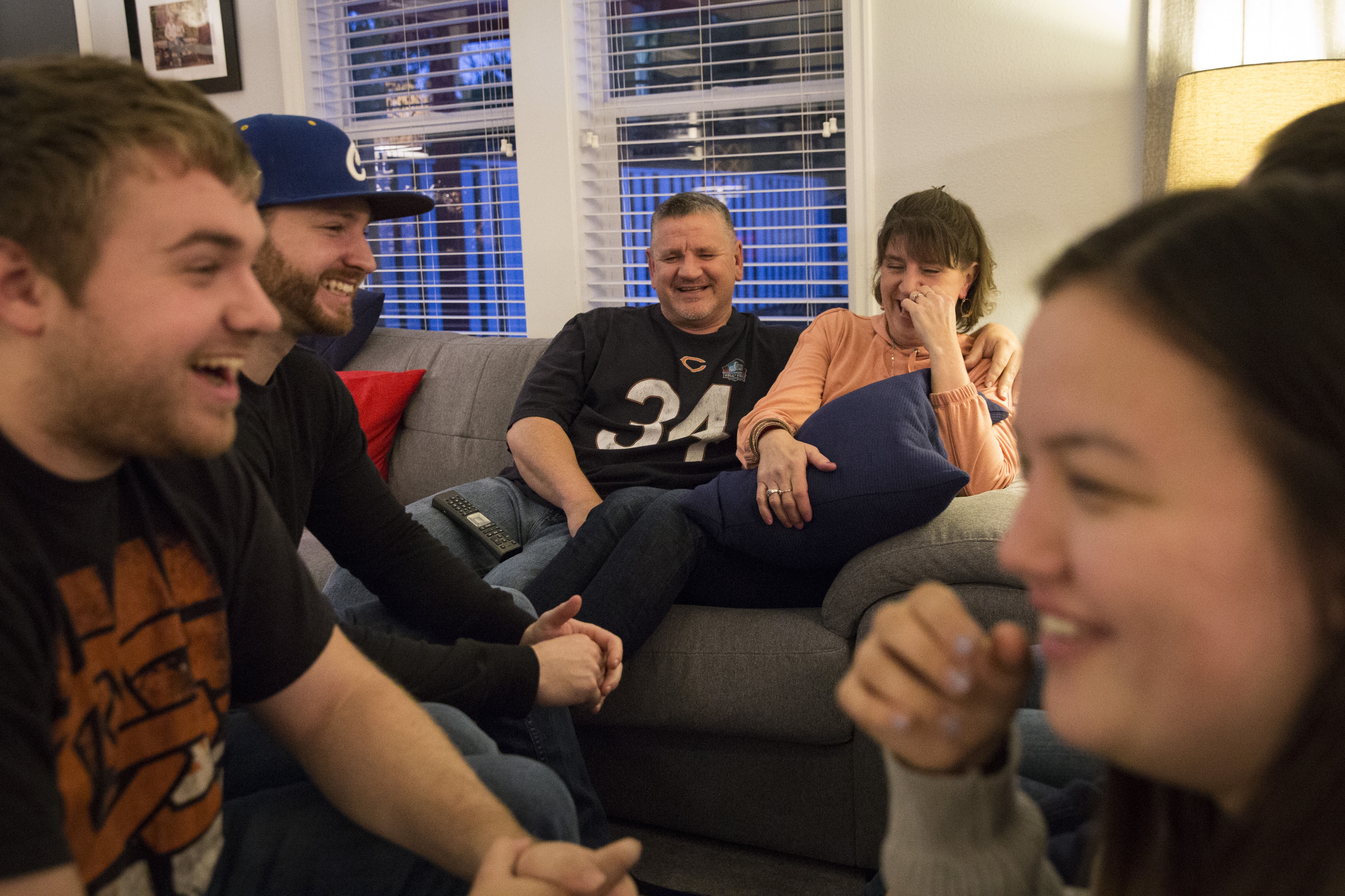 nguoi dan ong co 19 dua con anh 1