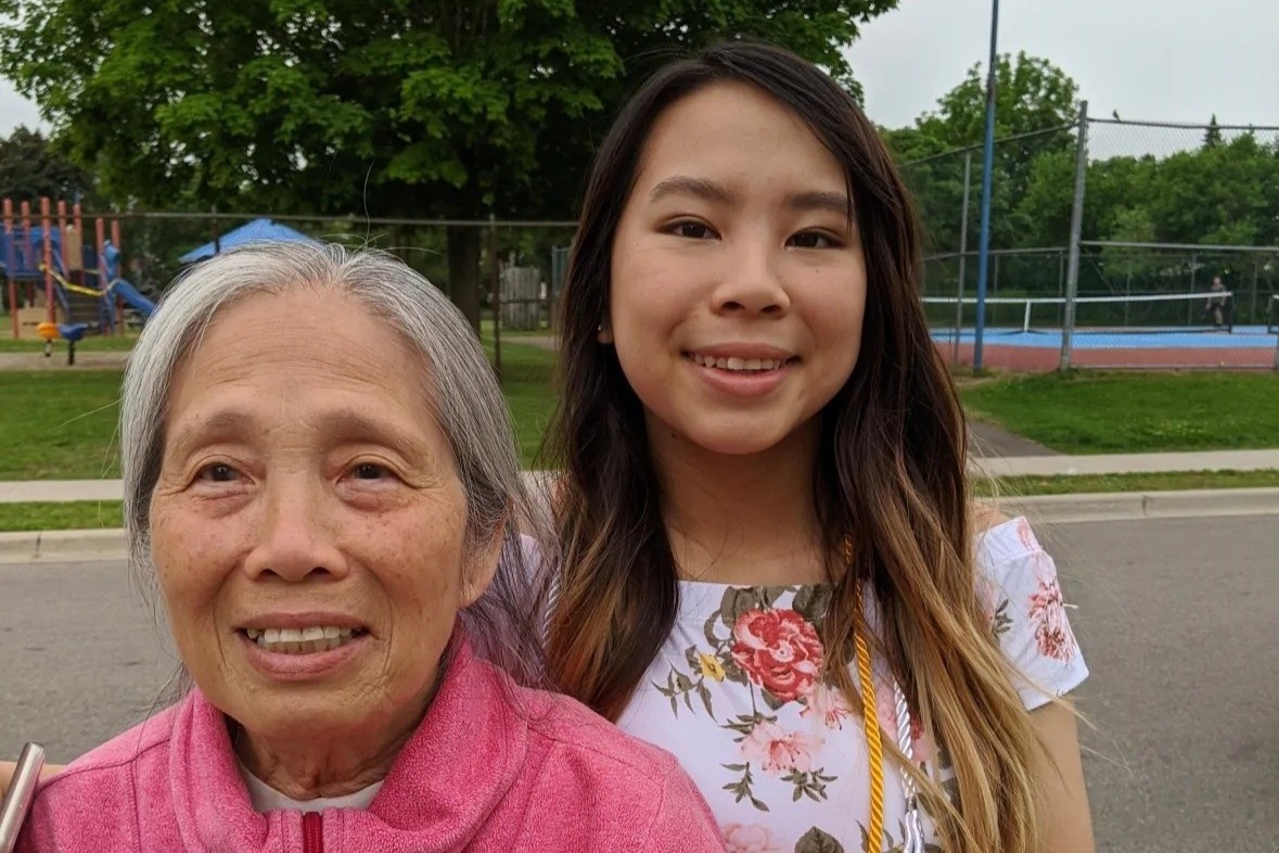 Cu ba Canada goc Viet bi chui rua, nem trung hinh anh