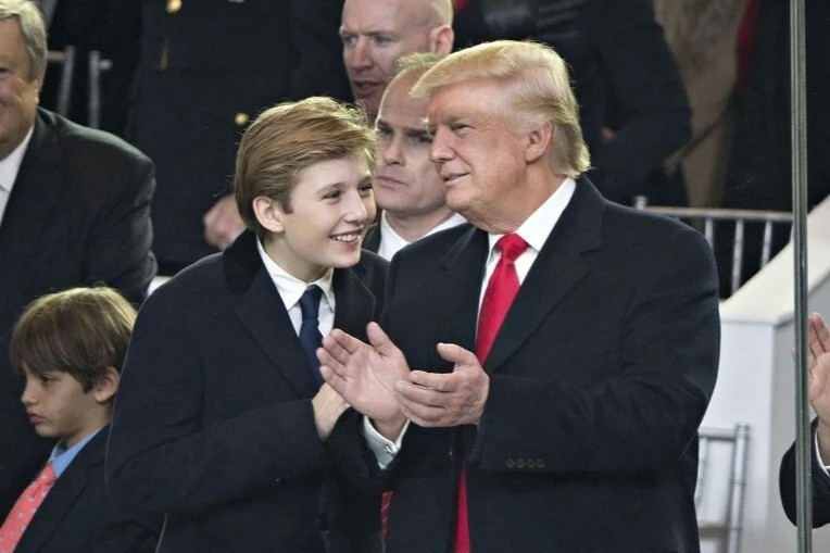 Barron Trump duoc cha ung ho so thich bong da hinh anh