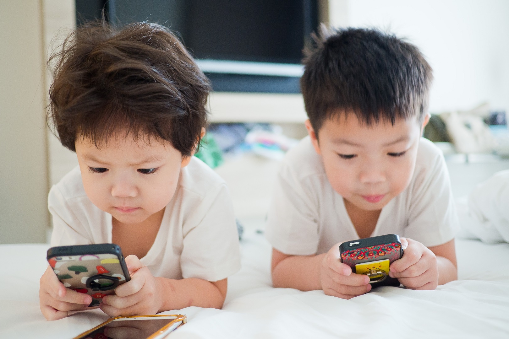 Khong phai cu cho tre choi smartphone la sai hinh anh
