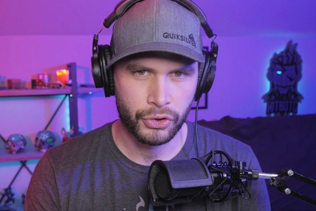 Streamer bi me vo duoi ra khoi nha vi choi game 'ma quy' hinh anh