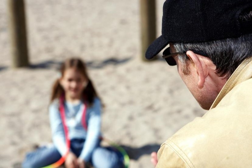 Giao vien Hong Kong du do be gai 8 tuoi chup anh nhay cam hinh anh