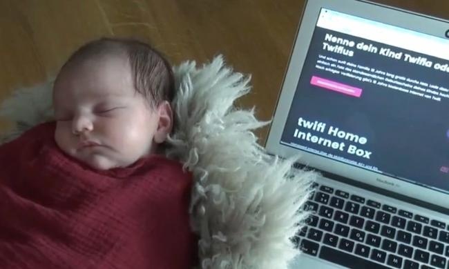 doi ten con gai lay Wi-Fi mien phi anh 1