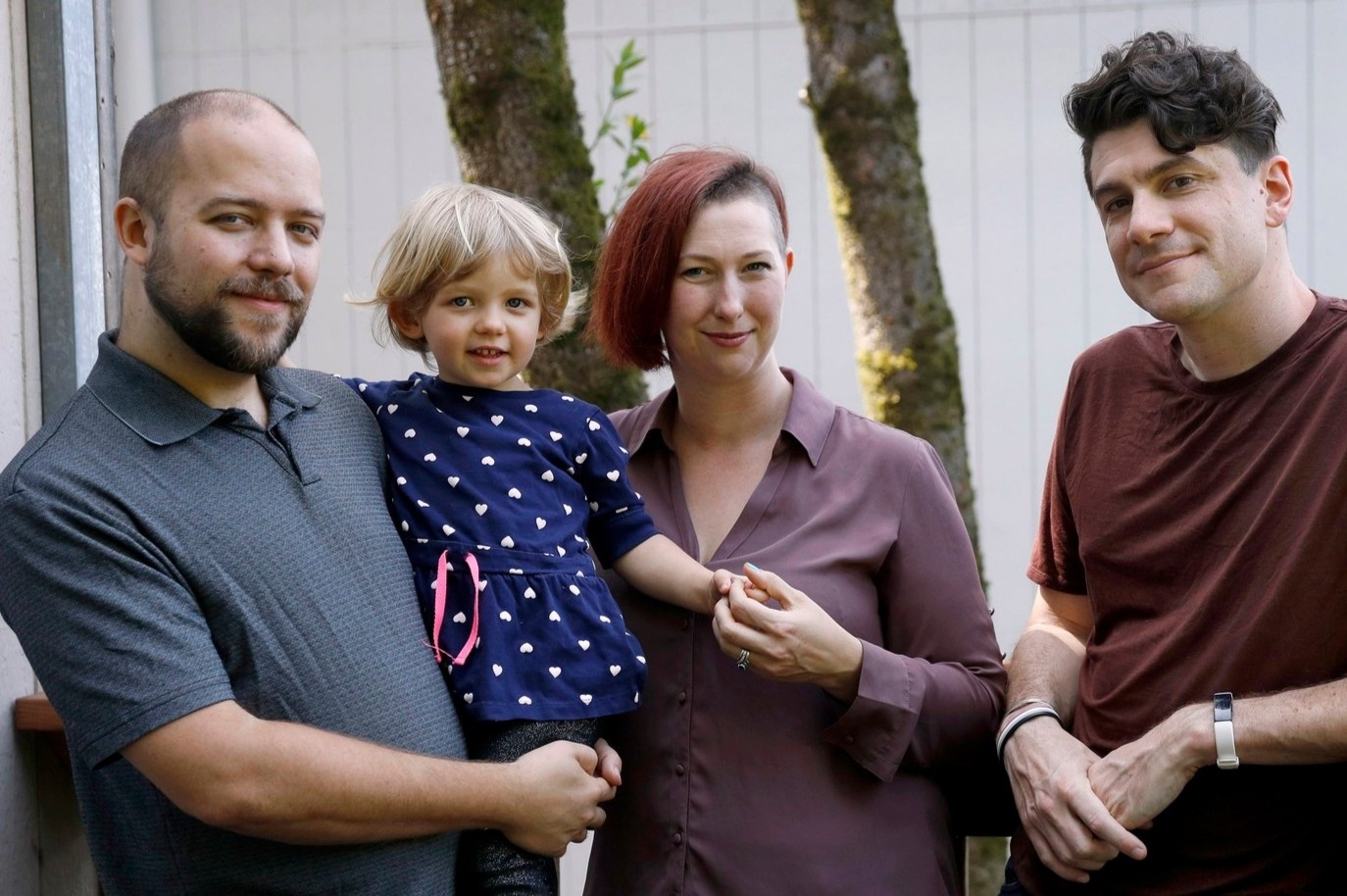 Gia dinh 2 bo 1 me song chung, cung nuoi day con cai hinh anh