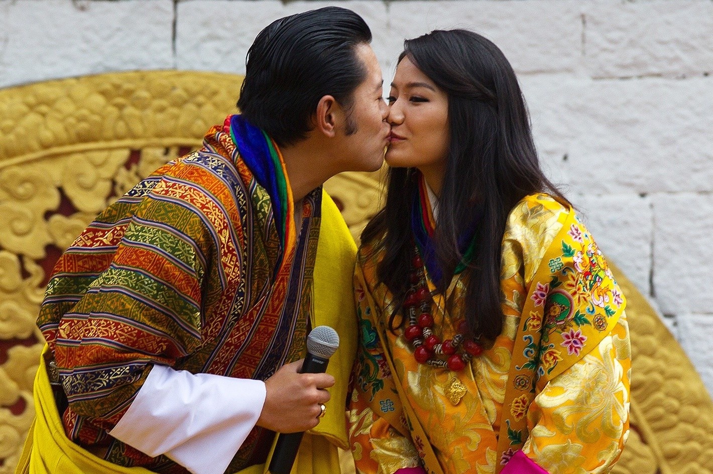 3 anh em Quoc vuong Bhutan lay 3 chi em cung mot nha hinh anh
