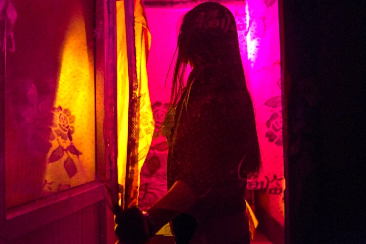 Gai mai dam duong tinh Covid-19 khien canh sat Hong Kong kho truy vet hinh anh