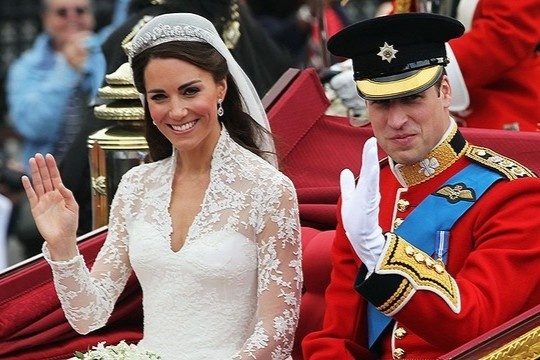 Vay cuoi theu vang rong, dinh kim cuong cua cac co dau hoang gia hinh anh