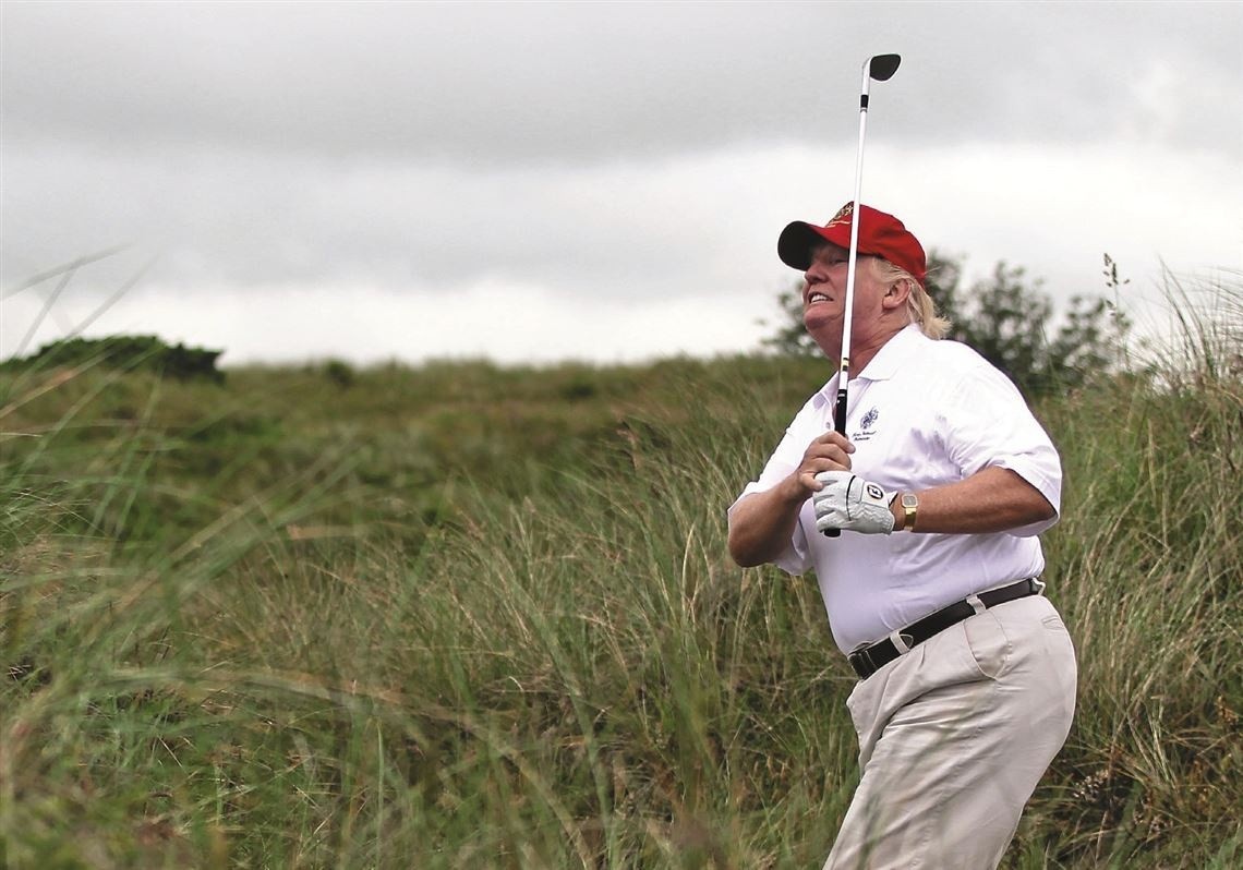 Tong thong Trump me danh golf, ong Obama suu tam truyen tranh hinh anh