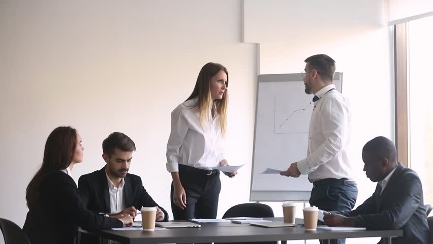 phu nu bi bat nat chon cong so anh 1