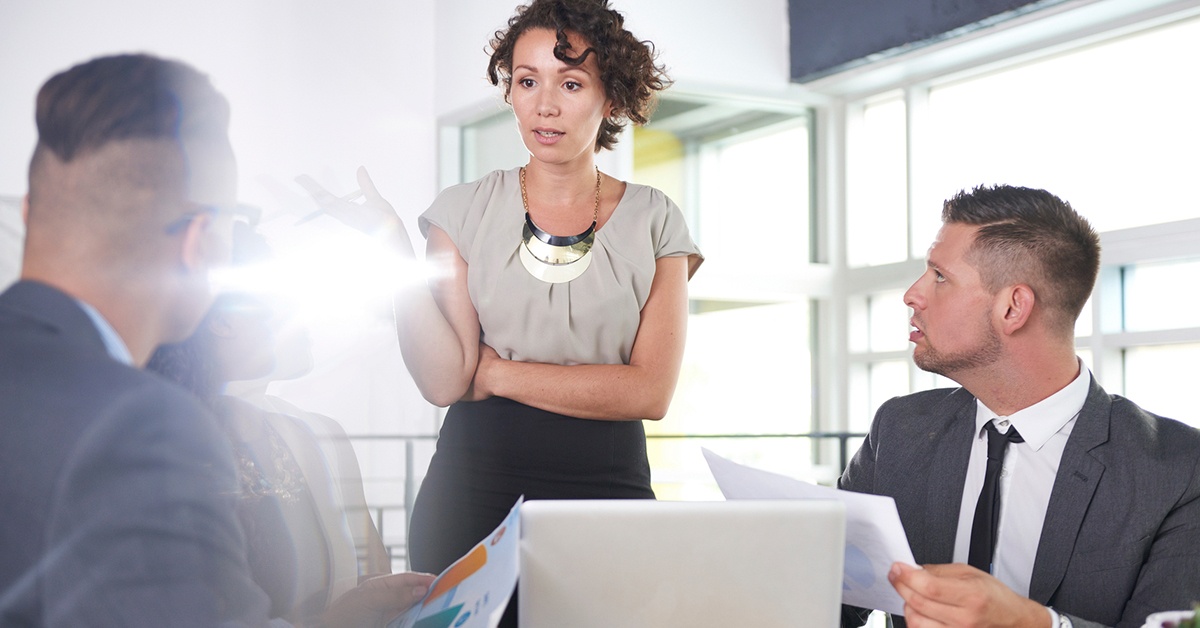 phu nu bi bat nat chon cong so anh 3