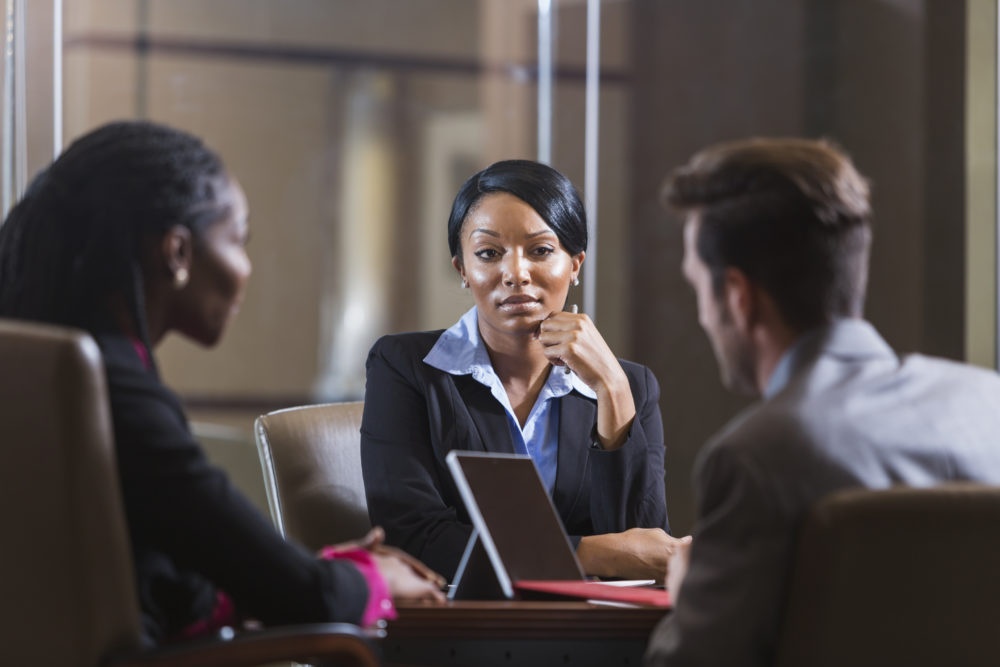 phu nu bi bat nat chon cong so anh 2