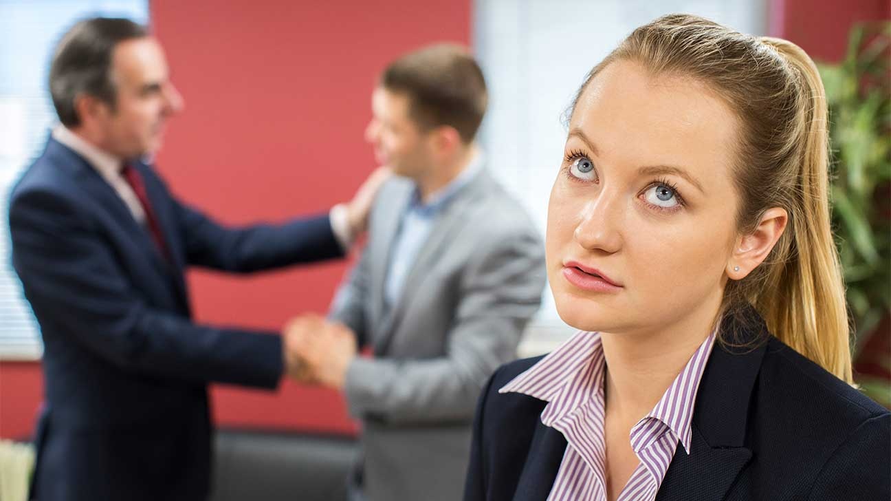 phu nu bi bat nat chon cong so anh 4