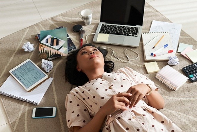 Sinh vien My bi bo me khong cho ve nha dip le hinh anh