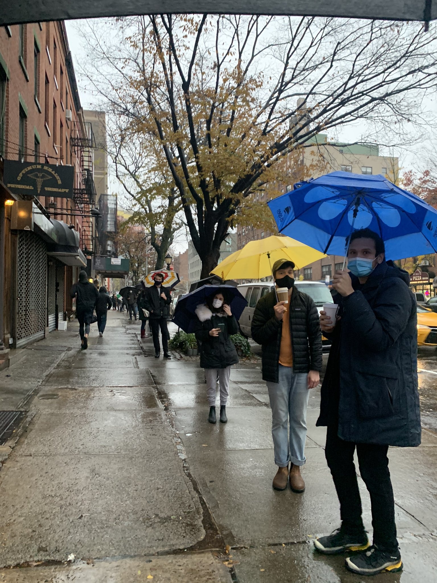 thuê người xếp hàng ảnh 3 thue nguoi xep hang anh 3