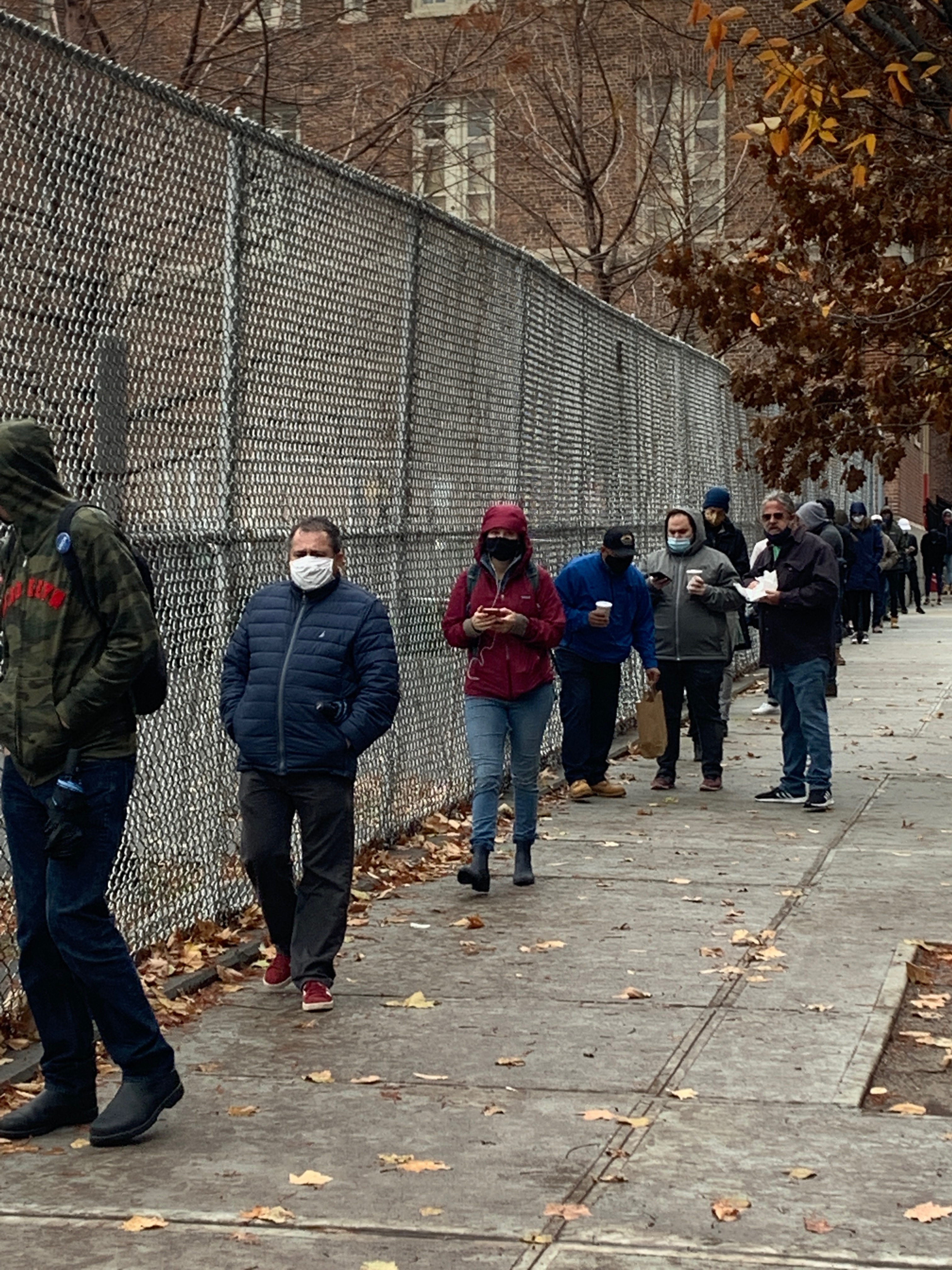 thuê người xếp hàng ảnh 2 thue nguoi xep hang anh 2