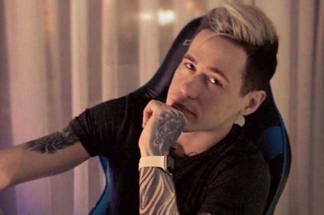 YouTuber Nga bi bat vi livestream canh ban gai qua doi hinh anh