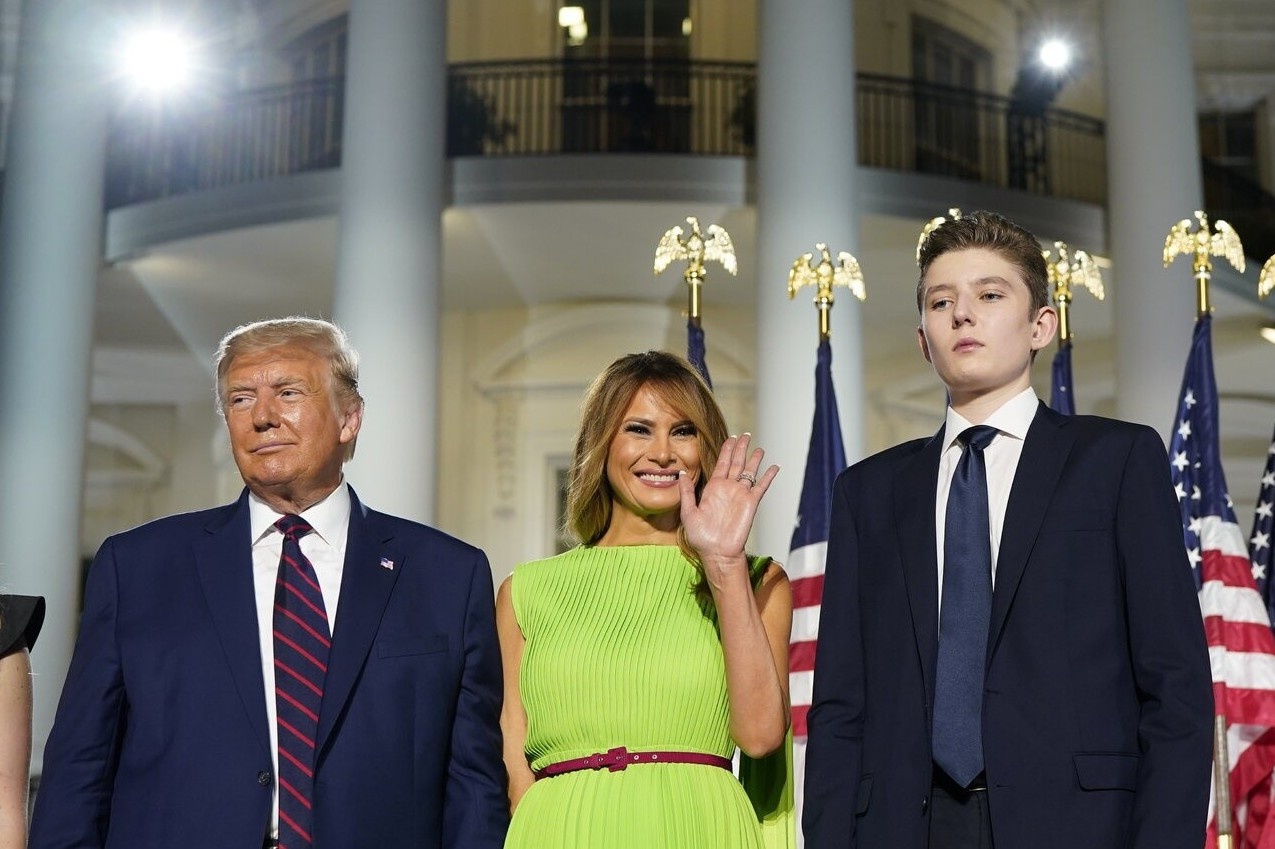 Vo chong ong Trump chuan bi cho cuoc song hau Nha Trang hinh anh