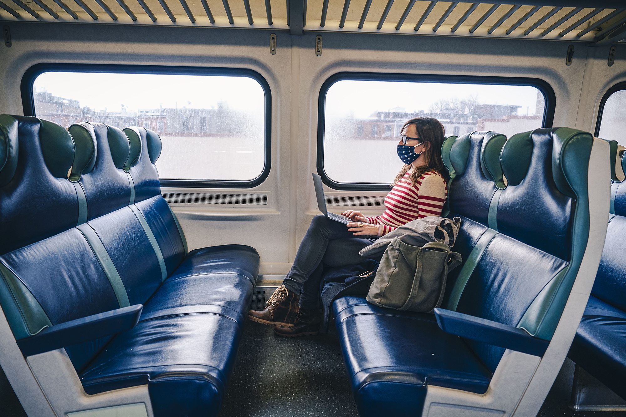 mang laptop len tau lam viec anh 1