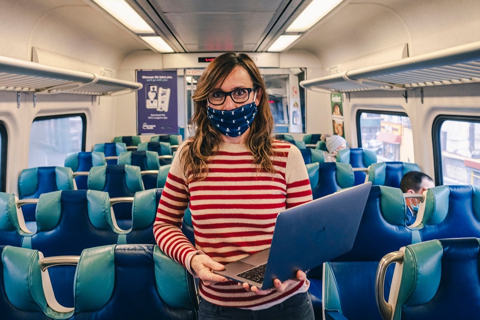 Tron vao nha ve sinh de lam viec vi gia dinh qua on ao hinh anh