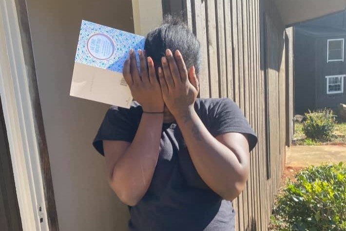 Bi khach tat nuoc vao mat, nu nhan vien My duoc ung ho 1.700 USD hinh anh