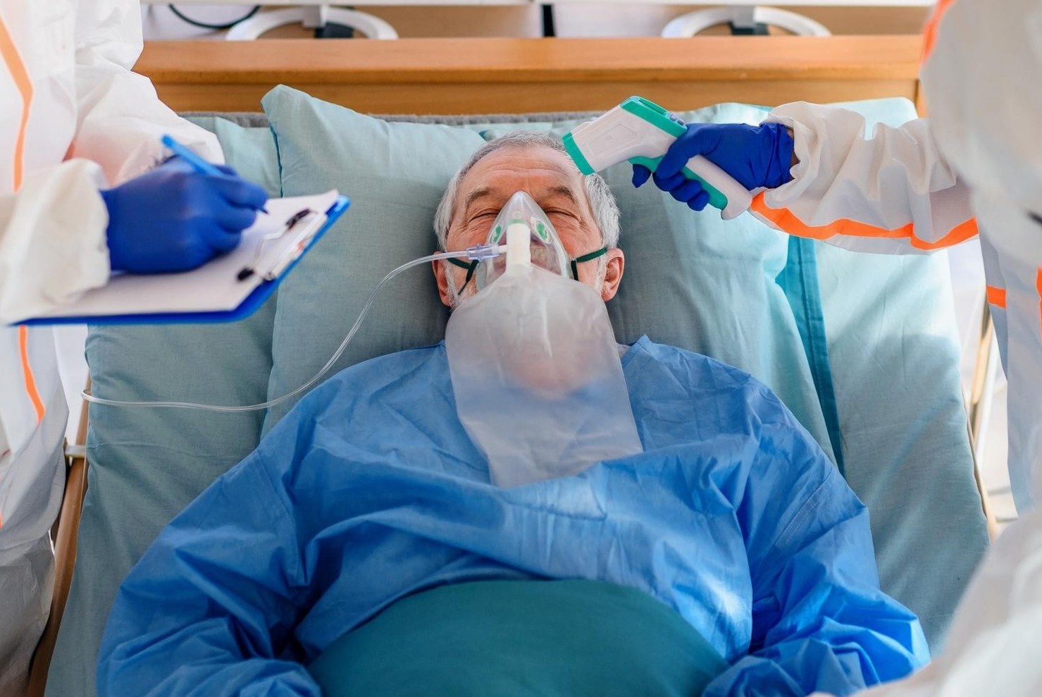 Giam doc nha tang le My bo mac xac benh nhan Covid-19 hinh anh