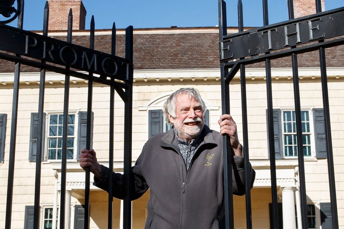 Cu ong song mien phi trong biet thu 2.000 m2 o My 30 nam hinh anh