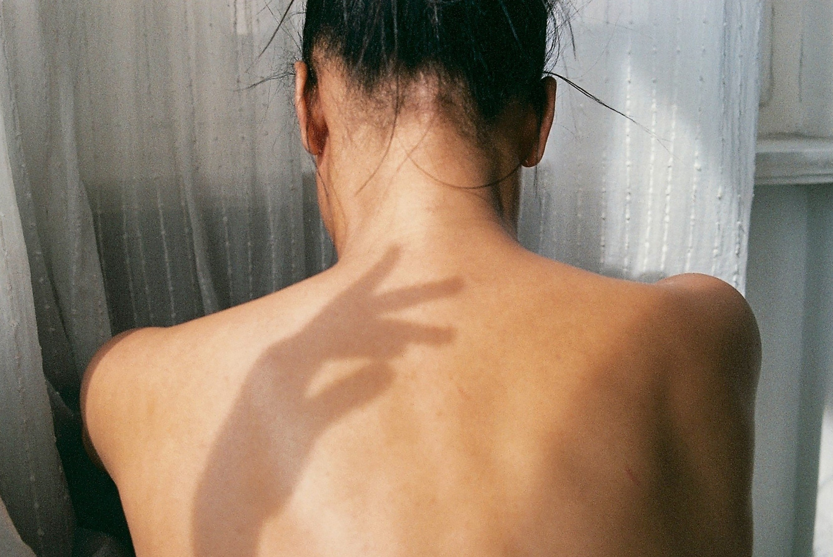 'Chong bop co va nhac toi lo lung tren san' hinh anh