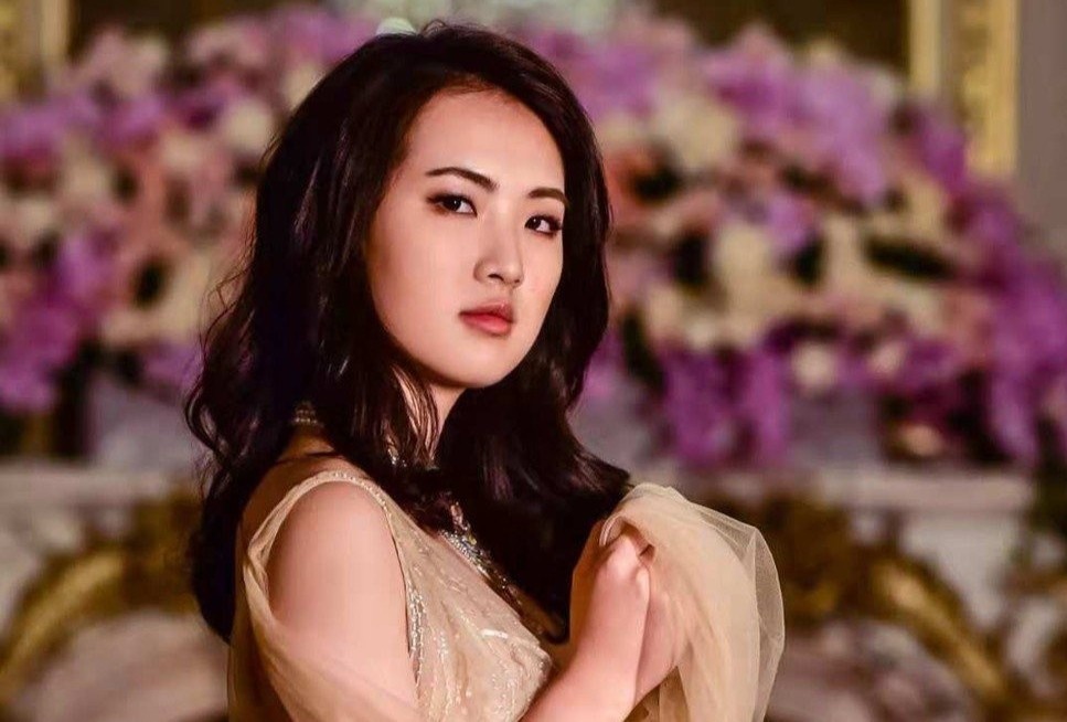 Con gai CEO Huawei bi che nhao vi khoe gia nhap showbiz hinh anh