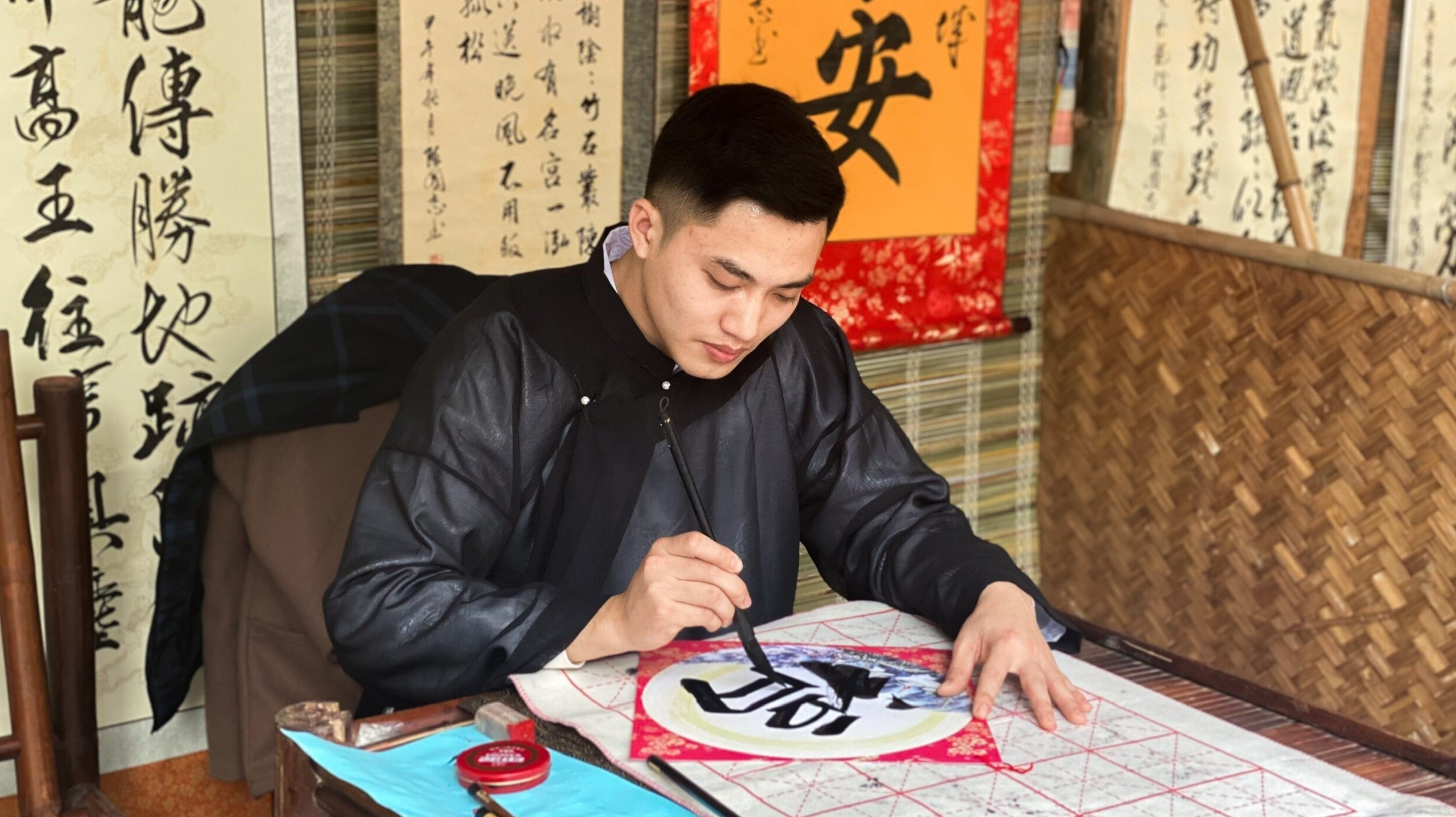 Nam sinh duoc chu y khi lam thay do o san truong hinh anh