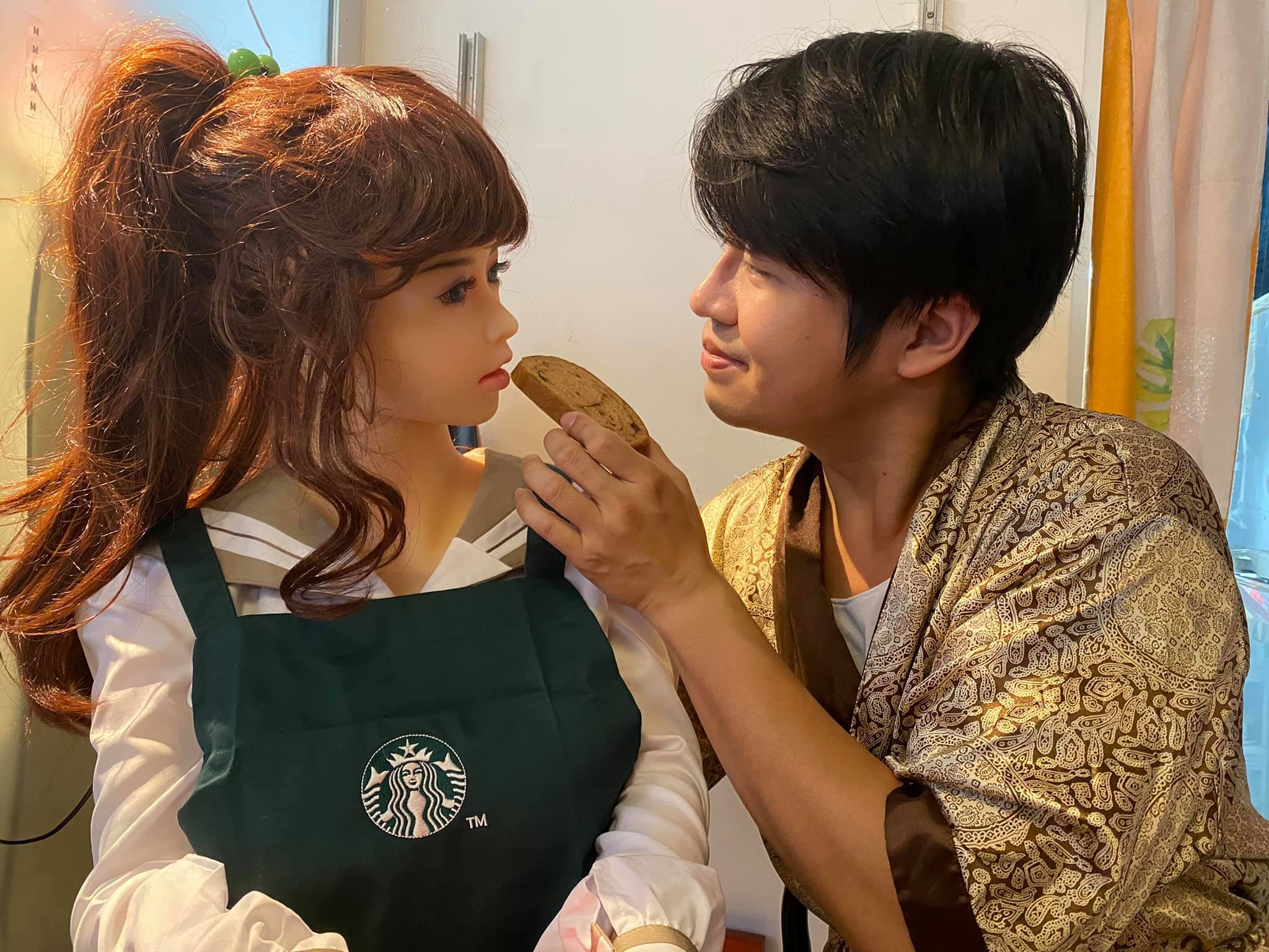 đàn ông hẹn hò với búp bê ảnh 1 dan ong hen ho voi bup be anh 1