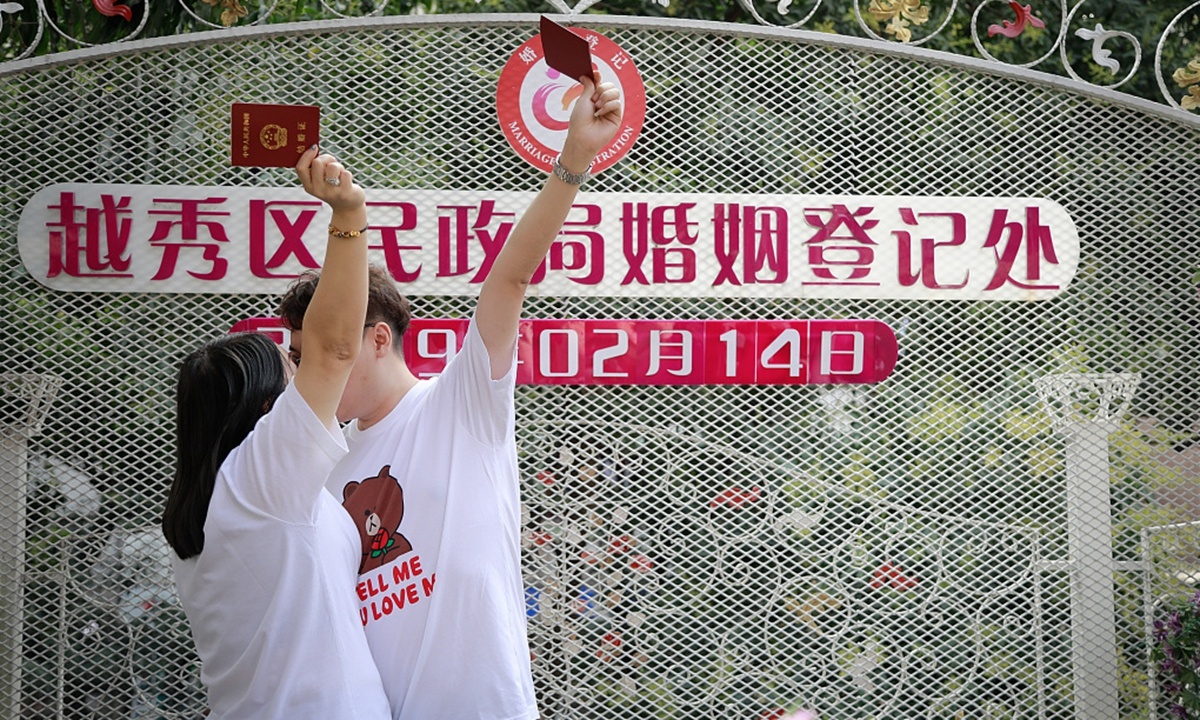 gioi tre Trung Quoc ket hon dip Le Tinh nhan anh 1