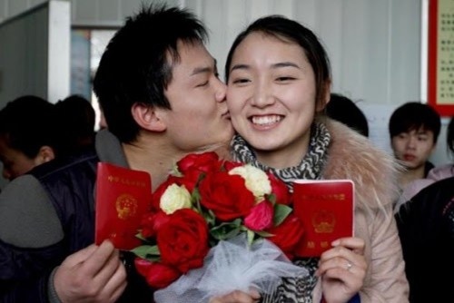 Gioi tre Trung Quoc co gang cuoi dung Valentine hinh anh